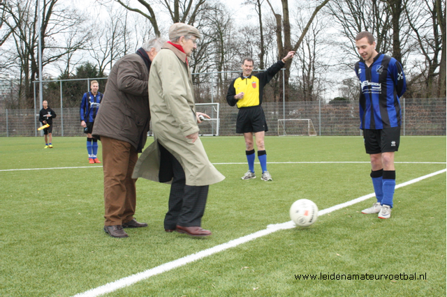 •Scheidsrechter Jan van der Burg geeft het startsein, Louis de Bolster trapt af.