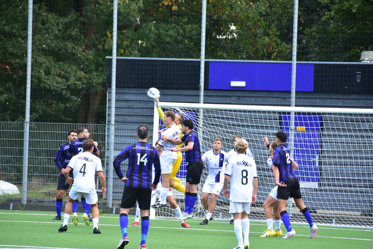 Roodenburg verliest jammerlijk van Blauw Zwart